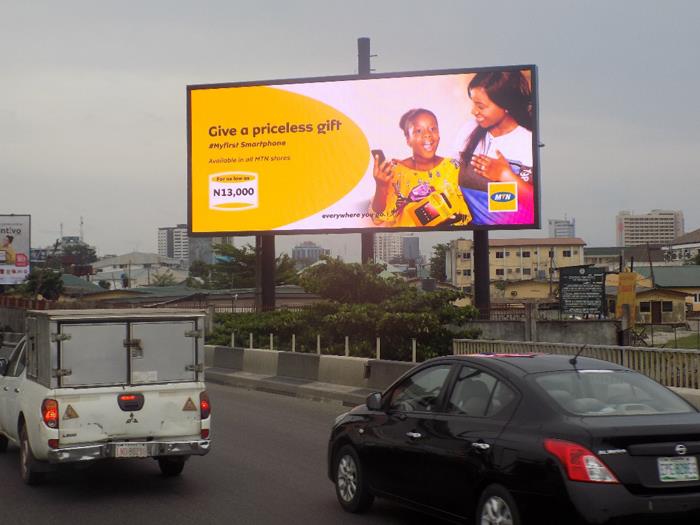 Papan Iklan LED Iklan Luar P16 Dengan Kecerahan Tinggi Dipasang Di Nigeria