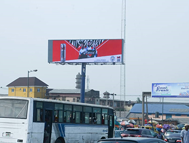 Paparan Papan Iklan LED Digital Ringan P16 OOH gergasi luaran yang menjimatkan tenaga di Lagos, Nigeria.